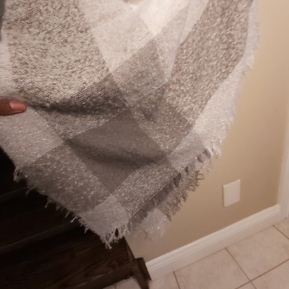 Oversized grey & white Scarf - Picture 10 of 13